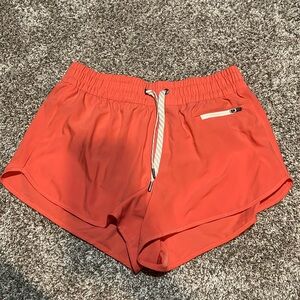 Vuori Clementine short 2.5”. Size small